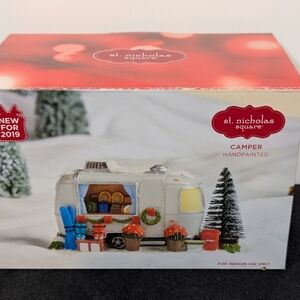 St Nicholas Square 2019 Camper Holiday Decor Lights Up